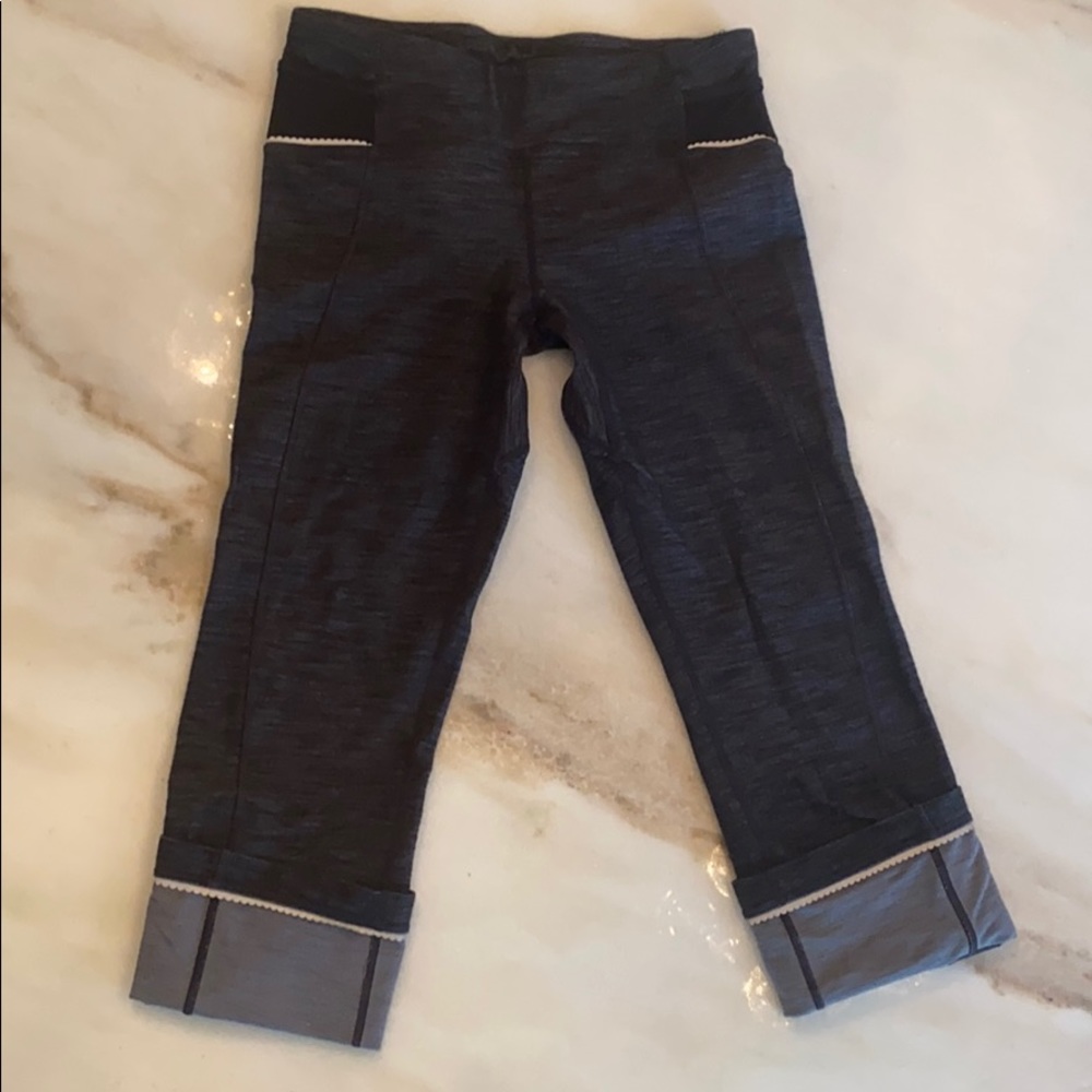 Lululemon crop leggings with button detail size 6